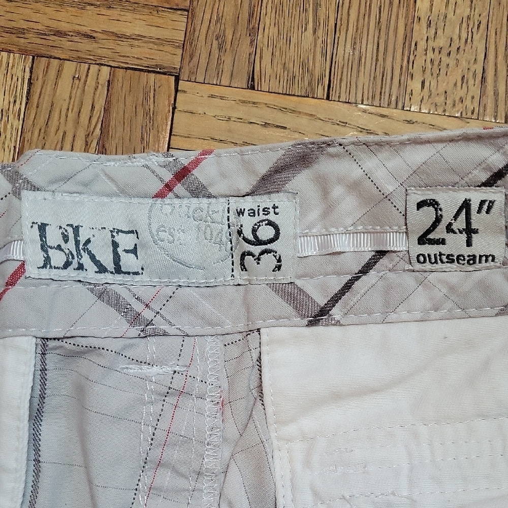 BKE Men's Plaid Cargo Shorts Gray and Red Size 36 - Picture 2 of 8